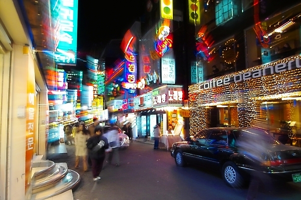 포토 JPG 육상교통 교통 야경 자동차 거리 간판 사람 야외 건물 빛 카페 도시 밤거리 술집 도심 네온 장노출 노래방 라이트효과 맥주집 호프집 국내포토 건축물 교통수단 촬영기법 상점 야간 파일형식 효과 풍경_경치