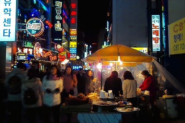 포토 JPG 야경 거리 간판 사람 야외 건물 빛 도시 밤거리 도심 네온 노래방 포장마차 국내포토 건축물 식당 야간 파일형식 풍경_경치