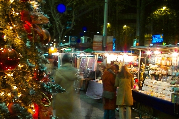 포토 JPG 기념일 크리스마스 야경 거리 사람 야외 빛 크리스마스트리 상점 도시 밤거리 보행자 도심 상인 장노출 노점상 라이트효과 국내포토 촬영기법 이벤트 야간 파일형식 효과 풍경_경치