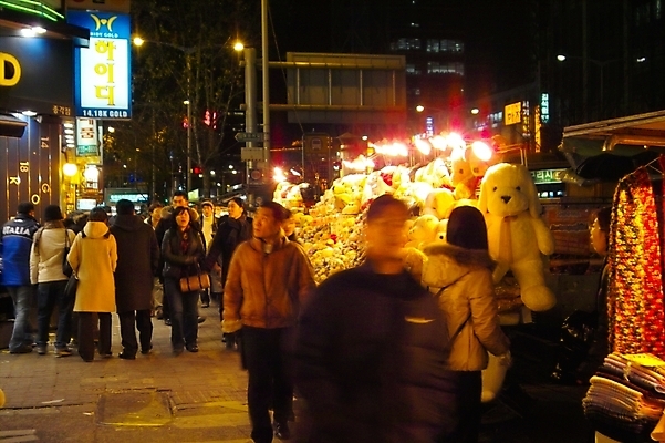 포토 JPG 사계절 계절 겨울 야경 자연 거리 간판 사람 야외 건물 빛 상점 도시 밤거리 보행자 도심 네온 인형가게 국내포토 건축물 야간 생태계 파일형식 풍경_경치