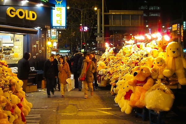 포토 JPG 인형 야경 거리 간판 사람 야외 건물 빛 상점 도시 밤거리 보행자 도심 네온 인형가게 국내포토 건축물 야간 파일형식 풍경_경치