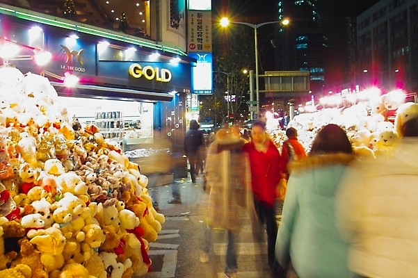 포토 JPG 인형 야경 거리 간판 사람 야외 건물 빛 상점 도시 밤거리 보행자 도심 네온 인형가게 국내포토 건축물 야간 파일형식 풍경_경치