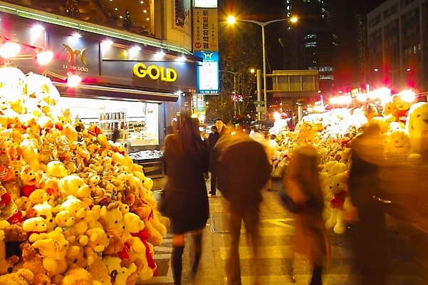 포토 JPG 인형 야경 거리 간판 사람 야외 건물 빛 상점 도시 밤거리 보행자 도심 네온 장노출 라이트효과 인형가게 국내포토 건축물 촬영기법 야간 파일형식 효과 풍경_경치