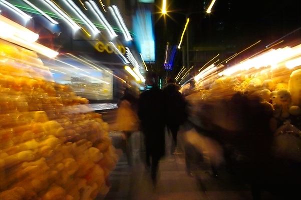 포토 JPG 인형 야경 거리 간판 사람 야외 건물 빛 상점 도시 밤거리 보행자 도심 네온 장노출 라이트효과 인형가게 국내포토 건축물 촬영기법 야간 파일형식 효과 풍경_경치