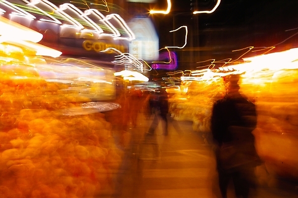 포토 JPG 인형 야경 거리 간판 사람 야외 건물 빛 상점 도시 밤거리 보행자 도심 네온 장노출 라이트효과 인형가게 국내포토 건축물 촬영기법 야간 파일형식 효과 풍경_경치