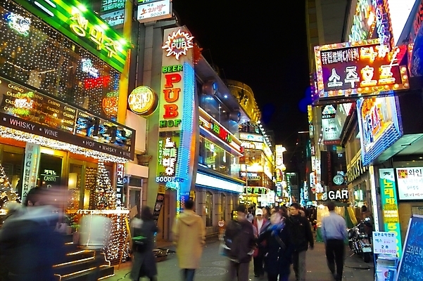 포토 JPG 야경 거리 간판 사람 야외 건물 빛 상점 도시 밤거리 술집 보행자 도심 네온 장노출 라이트효과 맥주집 호프집 국내포토 건축물 촬영기법 야간 파일형식 효과 풍경_경치