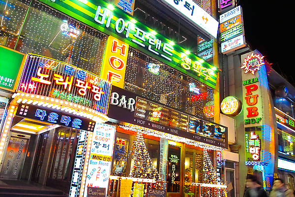 포토 JPG 야경 거리 간판 사람없음 야외 건물 빛 상점 도시 밤거리 술집 도심 네온 장노출 노래방 라이트효과 맥주집 호프집 국내포토 건축물 촬영기법 야간 파일형식 효과 풍경_경치