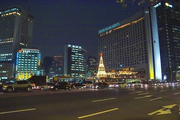포토 JPG 도로 크리스마스 야경 조명 거리 빌딩 사람없음 야외 건물 빛 크리스마스트리 도시 밤거리 도심 네온 시청앞 시청앞광장 국내포토 건축물 기념일 길 교통시설 야간 시청_관공서 파일형식 풍경_경치