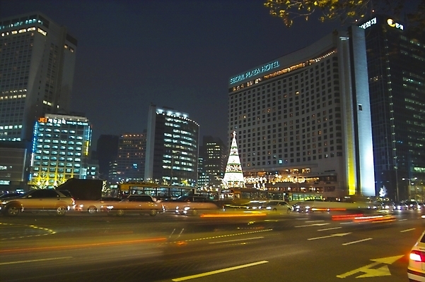 포토 JPG 건축물 건축 도로 육상교통 백그라운드 교통 크리스마스 야경 자동차 자연 조명 거리 서울 빌딩 사람없음 야외 건물 빛 크리스마스트리 도시 밤거리 도심 네온 시청앞 시청앞광장 상업시설 국내포토 기념일 길 교통수단 교통시설 한국 야간 시설 생태계 상업 시청_관공서 파일형식 풍경_경치