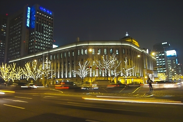 포토 JPG 해외풍경 도로 크리스마스 야경 자연 조명 거리 빌딩 사람없음 야외 건물 빛 크리스마스트리 도시 밤거리 도심 네온 국내포토 해외 건축물 기념일 길 교통시설 풍경 밤 야간 생태계 파일형식