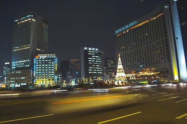 포토 JPG 건축물 건축 도로 육상교통 백그라운드 교통 크리스마스 야경 자동차 자연 조명 거리 서울 빌딩 사람없음 야외 건물 빛 크리스마스트리 도시 밤거리 도심 네온 시청앞 시청앞광장 상업시설 국내포토 기념일 길 교통수단 교통시설 한국 야간 시설 생태계 상업 시청_관공서 파일형식 풍경_경치