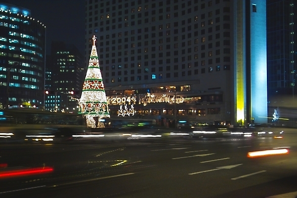 포토 JPG 건축물 건축 도로 크리스마스 야경 조명 거리 빌딩 사람없음 야외 건물 빛 크리스마스트리 도시 밤거리 도심 네온 시청앞 시청앞광장 국내포토 기념일 길 교통시설 야간 시청_관공서 파일형식 풍경_경치