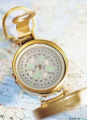 포토 JPG 나라 외국문화 과학 백그라운드 지도 비즈니스 실내 실험기구 근접촬영 사람없음 하이앵글 나침반 오브젝트 국내포토 문화 뷰포인트 내부 파일형식