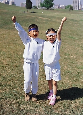 포토 JPG 주간 학생 손 여자 어린이교육 교육 남자 어린이 놀이 협력 들기 사람 소녀 소년 잔디 야외 두명 운동 기쁨 우승 체육대회 백팀 청팀 어린이만 국내포토 자연요소 식물 감정 모션 건강 신체부위 최고 체육 대회 파일형식