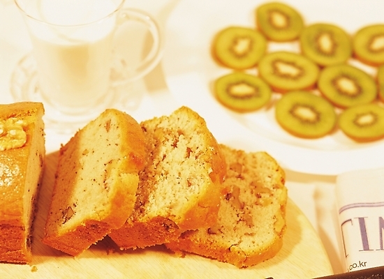 포토 JPG 빵 과일 키위 우유 신문 우유잔 국내포토 음식 잔 유제품 간행물 뉴스 파일형식