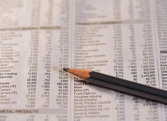 포토 JPG 문구용품 실내 사람없음 경제 하이앵글 필기구 연필 사무용품 신문 분석 오브젝트 경제신문 국내포토 뷰포인트 컨셉 학용품 내부 간행물 뉴스 파일형식