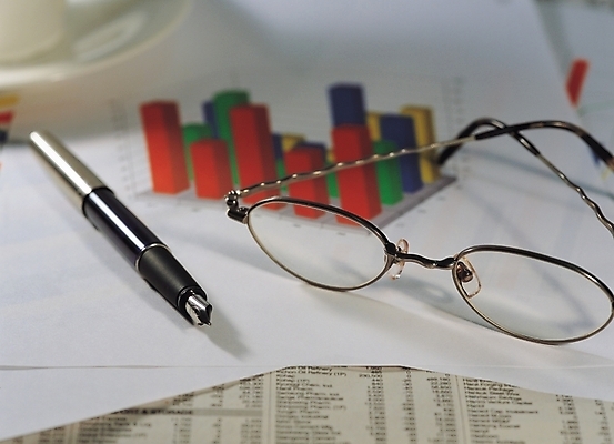 포토 JPG 잡화 안경 비즈니스 그래프 실내 사람없음 경제 하이앵글 필기구 연필 만년필 사무용품 메모지 분석 오브젝트 경제신문 국내포토 뷰포인트 컨셉 문구용품 학용품 내부 펜 신문 파일형식