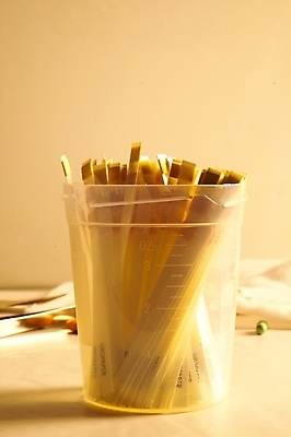 포토 JPG 의학 잔 사람없음 치료 컵 의료용품 오브젝트 시약 소변검사 소변검사시약 종이막대 국내포토 식기 종이 의료기기 약 검사_조사 파일형식