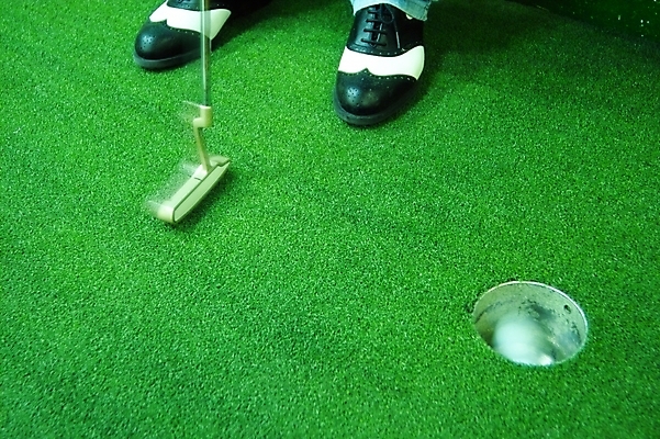 포토 JPG 스포츠 신발 골프 공 발 레저 골프공 골프용품 실내 사람 신체부위 레포츠 운동 구기 공간 감독 클럽 골프연습장 퍼팅 골프화 퍼터 국내포토 직업 스포츠용품 포즈 골프장 건강 내부 파일형식