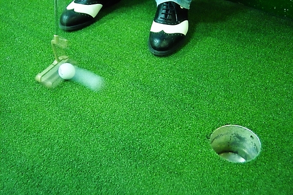 포토 JPG 스포츠 신발 골프 공 발 레저 골프공 골프용품 실내 사람 신체부위 레포츠 운동 구기 공간 감독 클럽 골프연습장 퍼팅 골프화 퍼터 국내포토 직업 스포츠용품 포즈 골프장 건강 내부 파일형식