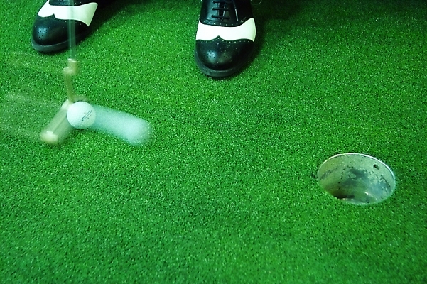 포토 JPG 스포츠 신발 골프 공 발 레저 골프공 골프용품 실내 사람 신체부위 레포츠 운동 구기 공간 감독 클럽 골프연습장 퍼팅 골프화 퍼터 국내포토 직업 스포츠용품 포즈 골프장 건강 내부 파일형식