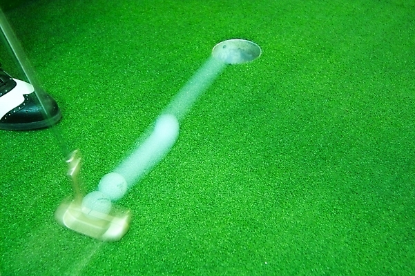 포토 JPG 스포츠 신발 골프 공 발 레저 골프공 골프용품 실내 사람 신체부위 레포츠 운동 구기 공간 감독 클럽 골프연습장 퍼팅 골프화 퍼터 국내포토 직업 스포츠용품 포즈 골프장 건강 내부 파일형식