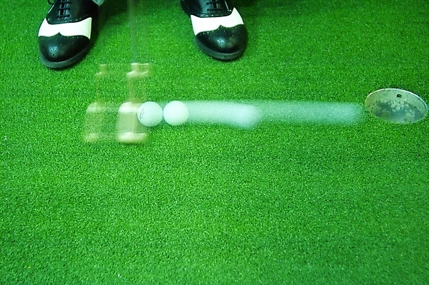 포토 JPG 스포츠 신발 골프 공 발 레저 골프공 골프용품 실내 사람 신체부위 레포츠 운동 구기 공간 감독 클럽 골프연습장 퍼팅 골프화 퍼터 국내포토 직업 스포츠용품 포즈 골프장 건강 내부 파일형식