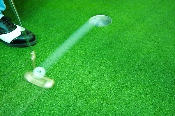 포토 JPG 스포츠 신발 골프 공 발 레저 골프공 골프용품 실내 사람 신체부위 레포츠 운동 구기 공간 감독 클럽 골프연습장 퍼팅 골프화 퍼터 국내포토 직업 스포츠용품 포즈 골프장 건강 내부 파일형식