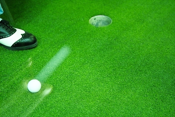 포토 JPG 스포츠 신발 골프 공 발 레저 골프공 골프용품 실내 사람 신체부위 레포츠 운동 구기 공간 감독 클럽 골프연습장 퍼팅 골프화 퍼터 국내포토 직업 스포츠용품 포즈 골프장 건강 내부 파일형식