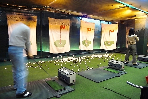 포토 JPG 남자 스포츠 골프 레저 골프공 골프용품 실내 사람 두명 레포츠 운동 구기 공간 골프채 골퍼 감독 스윙 연습 골프연습장 남자만 국내포토 직업 스포츠용품 포즈 공 골프장 운동선수 건강 내부 파일형식