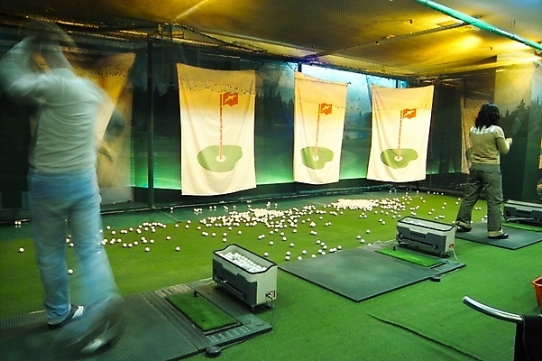 포토 JPG 남자 스포츠 골프 레저 골프공 골프용품 실내 사람 두명 레포츠 운동 구기 공간 골프채 골퍼 감독 스윙 연습 골프연습장 남자만 국내포토 직업 스포츠용품 포즈 공 골프장 운동선수 건강 내부 파일형식