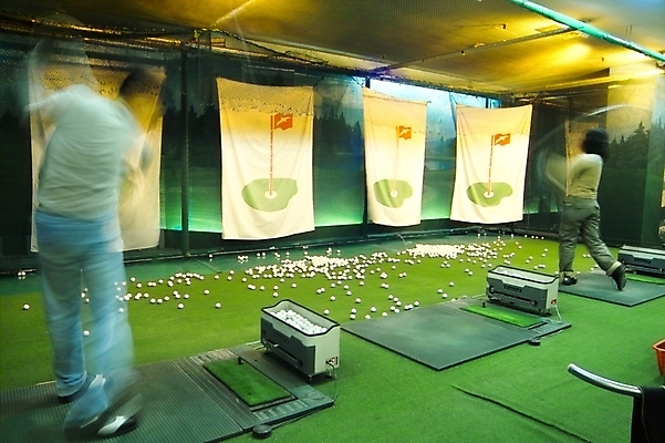 포토 JPG 남자 스포츠 골프 레저 골프공 골프용품 실내 사람 두명 레포츠 운동 구기 공간 골프채 골퍼 감독 스윙 연습 골프연습장 남자만 국내포토 직업 스포츠용품 포즈 공 골프장 운동선수 건강 내부 파일형식