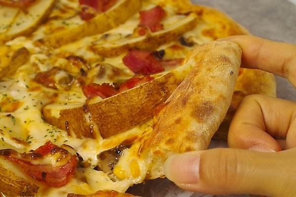 포토 JPG 손 음식 외국문화 피자 패스트푸드 서양음식 신체부위 감자튀김 이탈리아음식 이탈리아문화 토핑 씬피자 포테이토피자 국내포토 문화 감자 사람 튀김 인스턴트 유럽문화 파일형식