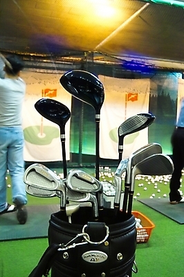 포토 JPG 남자 스포츠 골프 레저 골프공 골프용품 실내 사람 20대 성인 두명 레포츠 운동 구기 공간 골프채 골퍼 감독 스윙 연습 클럽 골프연습장 시타 시타실 남자만 남자한명만 성인남자만 청년만 청년남자만 청년남자한명만 성인한명만 성인남자한명만 성인만 국내포토 직업 스포츠용품 포즈 공 골프장 운동선수 건강 청년 내부 파일형식