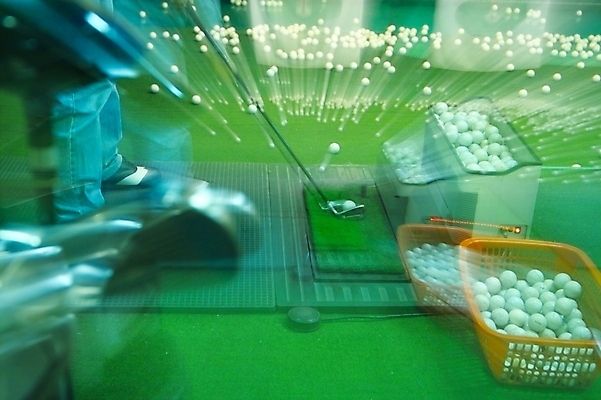 포토 JPG 스포츠용품 스포츠 골프 레저 골프공 골프용품 실내 한명 사람 레포츠 운동 구기 공간 골프채 골퍼 감독 스윙 연습 클럽 골프연습장 시타 시타실 국내포토 직업 1 포즈 공 골프장 운동선수 건강 내부 오브젝트 파일형식