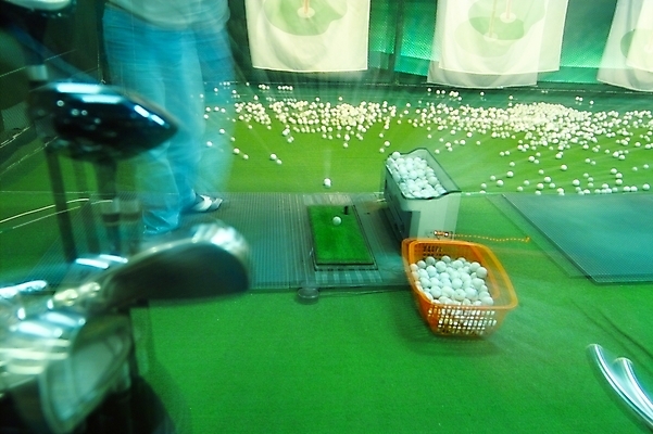 포토 JPG 스포츠 골프 레저 골프공 골프용품 실내 한명 사람 신체부위 레포츠 운동 구기 공간 골프채 다리 골퍼 감독 스윙 연습 골프연습장 시타 시타실 국내포토 직업 1 스포츠용품 포즈 공 골프장 운동선수 건강 내부 파일형식