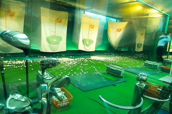 포토 JPG 스포츠용품 스포츠 골프 레저 골프공 골프용품 실내 한명 사람 레포츠 운동 구기 공간 골프채 골퍼 감독 스윙 연습 클럽 골프연습장 시타 시타실 국내포토 직업 1 포즈 공 골프장 운동선수 건강 내부 오브젝트 파일형식