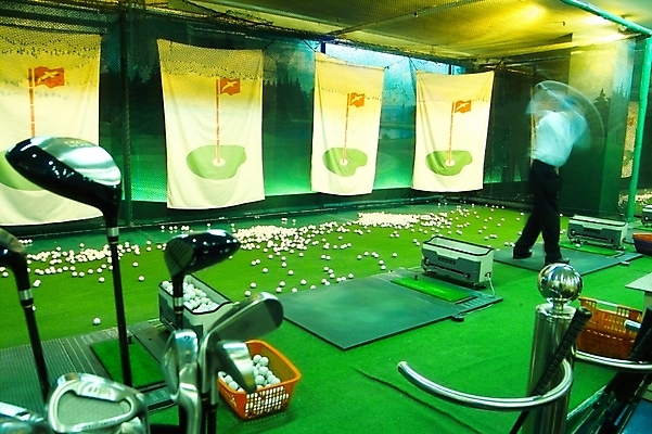 포토 JPG 남자 스포츠 골프 레저 골프공 골프용품 실내 한명 사람 20대 성인 레포츠 운동 구기 공간 골프채 골퍼 감독 스윙 연습 골프연습장 시타 시타실 남자만 남자한명만 성인남자만 청년만 청년남자만 청년남자한명만 성인한명만 성인남자한명만 성인만 국내포토 직업 1 스포츠용품 포즈 공 골프장 운동선수 건강 청년 내부 파일형식