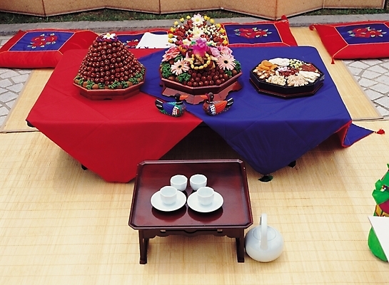 포토 JPG 한국문화 한국전통 전통 결혼 술잔 결혼식 한국 실내 방석 감 사람없음 장식 상차림 원앙 전통의례 전통혼례 대추 폐백 목각원앙 폐백상 국내포토 동양문화 아시아 과일 조류 잔 이벤트 내부 파일형식