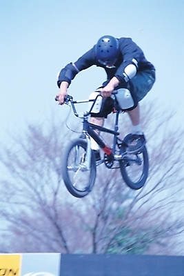 포토 JPG 주간 나무 남자 육상교통 스포츠 교통 레저 운동선수 한명 사람 20대 성인 야외 레포츠 자전거 묘기 자전거묘기 남자만 남자한명만 성인남자만 청년만 청년남자만 청년남자한명만 성인한명만 성인남자한명만 성인만 국내포토 자연요소 식물 1 교통수단 청년 바이크 파일형식