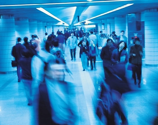 포토 JPG 라이프스타일 여자 남자 이동 비즈니스 건물안 실내 사람 여러명 성인 건물 일상 라이프 생활 파란색 도시 보행자 전철 군중 지하 전철역 성인만 국내포토 건축물 육상교통 컬러 다수 컨셉 대중교통 내부 역 파일형식