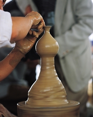 포토 JPG 한국전통 전통 손 예술 실내 미술 사람 신체부위 도자기 도자기공예 공예 과정 공예가 시범 국내포토 컨셉 문화예술 한국 취미 내부 파일형식