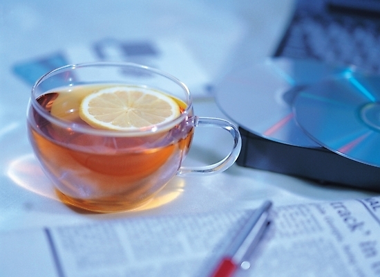 포토 JPG 음료 백그라운드 과일 비즈니스 잔 실내 사람없음 하이앵글 펜 볼펜 CD 신문 차 플로피디스크 찻잔 레몬 오브젝트 홍차 레몬티 국내포토 식기 뷰포인트 내부 간행물 차_음료 필기구 뉴스 파일형식