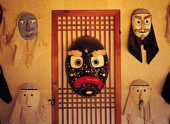 포토 JPG 한국문화 한국전통 전통 건축 문화 놀이 주택 전통소품 한국 가면 사람없음 야외 문 전통놀이 공예 오브젝트 공예품 전통공예 탈 민속 하회탈 민속공예 풍물 각시탈 국내포토 동양문화 아시아 취미 건물 파일형식