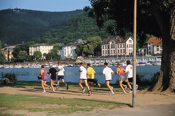 포토 JPG 주간 라이프스타일 웰빙 남자 스포츠 산 운동선수 사람 풍경 여러명 성인 야외 건물 라이프 생활 강 달리기 운동 육상스포츠 연습 달리기선수 남자만 성인남자만 성인만 국내포토 자연요소 건축물 다수 모션 건강 육상선수 파일형식