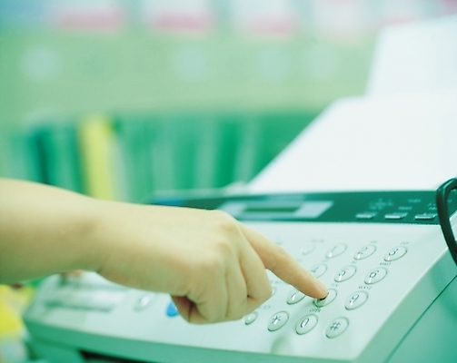 포토 JPG 손 신체 통신 손가락 실내 사람 신체부위 사무용품 통신기기 누름 팩스 송신 국내포토 모션 문구용품 내부 기계 파일형식