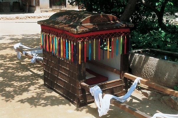 포토 자연요소 식물 동양문화 전통 건축물 산업 아시아 교통수단 교통 한국 이벤트 오브젝트 파일형식 한국전통 운송업 전통소품 육상교통 한국문화 전통의례 정원 결혼 고건축 나무 그늘 야외 주간 사람없음 JPG 가마_이동수단 국내포토 가마