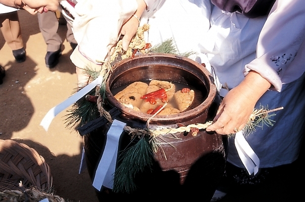 포토 JPG 주간 한국문화 한국전통 전통 손 한식 음식 식재료 고추 한국 사람 야외 신체부위 전통음식 항아리 양념 된장 장 홍고추 간장 발효 메주 발효음식 금줄 국내포토 자연요소 동양문화 아시아 줄 채소 도자기 파일형식
