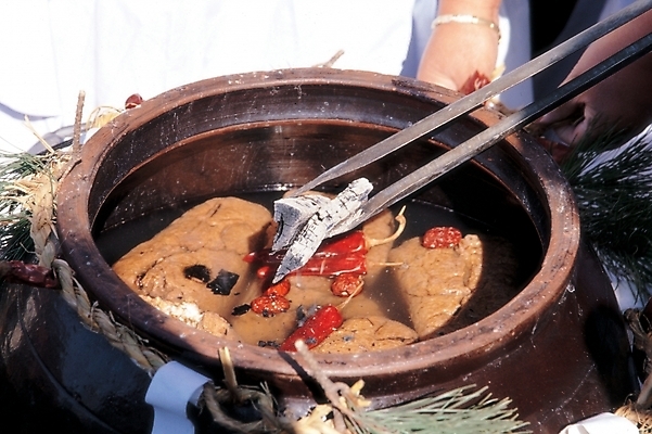 포토 JPG 주간 한국문화 한국전통 전통 손 한식 음식 식재료 고추 한국 집게 사람 야외 신체부위 전통음식 항아리 양념 된장 장 홍고추 간장 발효 숯 메주 발효음식 금줄 국내포토 자연요소 동양문화 아시아 줄 채소 도자기 파일형식