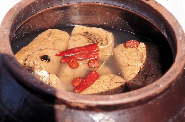 포토 JPG 주간 한국문화 한국전통 전통 한식 음식 식재료 고추 한국 사람없음 야외 전통음식 항아리 양념 된장 장 홍고추 간장 발효 메주 발효음식 국내포토 자연요소 동양문화 아시아 채소 도자기 파일형식